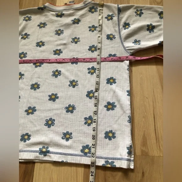 LAST CHANCE Vintage Flower Print Crew Neck Tshirt - Picture 5 of 6